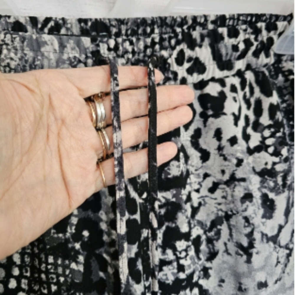Express Monochrome Leopard High Rise Ankle Pants Med New - Picture 4 of 8